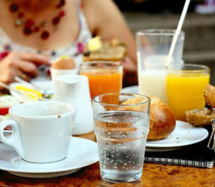 Чи потрібно пити 8 склянок води на добу: медики спростували популярний міф