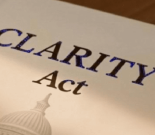 Сенатор Гальєго розкритикував Трампа та заявив про глухий кут у розробці CLARITY Act