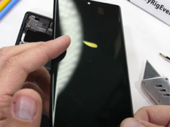 Демонтаж экрана у Google Pixel 6 Pro занимает полминуты