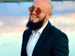 Зірка "Голосу країни-10" Андрій Подкалюк показав свою вагітну дружину у кліпі