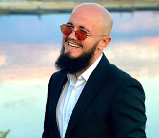 Зірка "Голосу країни-10" Андрій Подкалюк показав свою вагітну дружину у кліпі