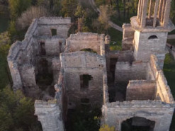 Запорожский блогер показал руины замка основателя заповедника Аскания-Нова