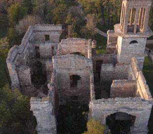 Запорожский блогер показал руины замка основателя заповедника Аскания-Нова