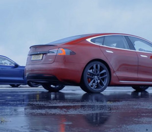 Сумеет ли Porsche Taycan обойти Tesla Model S на мокрой дороге