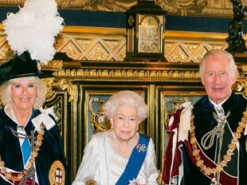 Елизавета II позирует на новых фото с принцем Чарльзом и его супругой