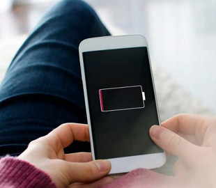 Чому телефон продовжує розряджатися, якщо ним не користуються: відповідь експертів