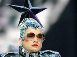 Андрей Данилко в образе Сердючки "победил" российских звезд