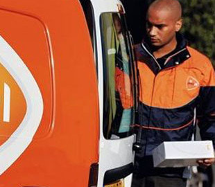 В Нидерландах активно продают форму доставщиков еды, которая помогает «обойти» карантин