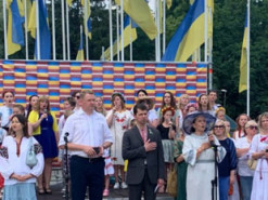 Пісню «Ой, у лузі червона калина» виконали напроти посольства росії у Ризі