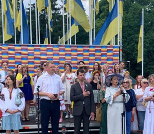 Пісню «Ой, у лузі червона калина» виконали напроти посольства росії у Ризі