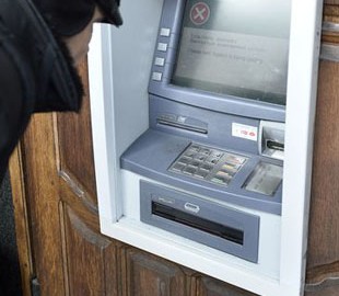 На украинских банкоматах нашли устройства, массово ворующие деньги с карт