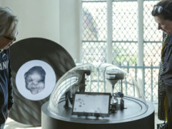 Компьютер ищет песчинки, похожие на человеческие лица