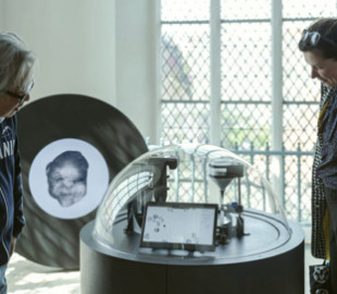 Компьютер ищет песчинки, похожие на человеческие лица