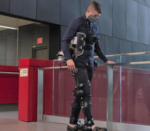 Экзоскелет с искусственным интеллектом возвращает людям способность ходить