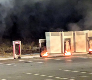 Невідомі протестувальники підпалили станцію зарядки Tesla в США