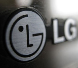 LG запатентовала новый дисплей FullVision с отверстием в верхней части