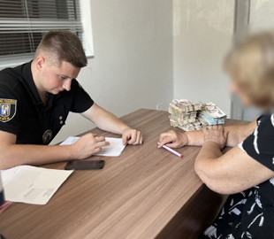 Поліція повернула пенсіонерці майже мільйон гривень, які вона віддала шахраям
