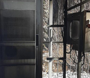 Россияне сожгли станцию мобильной связи, приняв ее за вышку 5G