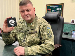 Як отримати автограф Залужного: в Україні запустили збір коштів з призами