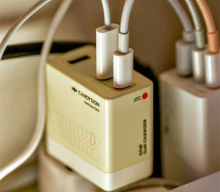 Експерт пояснив, чи безпечно залишати зарядку у розетці