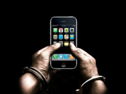 В Киеве сотрудник магазина украл 42 мобильных телефона