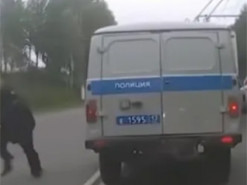 В России задержанный сбежал из полицейского автомобиля, застрявшего в пробке: курьезное видео стало вирусным в сети