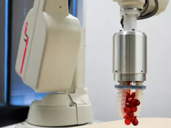 Исследователи изобрели робота с человеческим осязанием