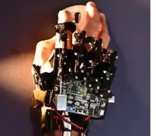 Блогер створив екзоскелет для гри у Counter-Strike 2