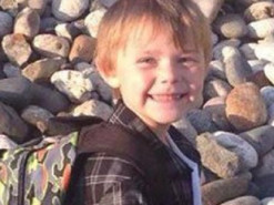 «Как будто пережил два развода»: снимки мальчика до и после первого дня в школе рассмешили Сеть