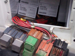 Украинец спрятал под обшивку микроавтобуса 250 гаджетов