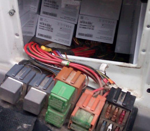 Украинец спрятал под обшивку микроавтобуса 250 гаджетов