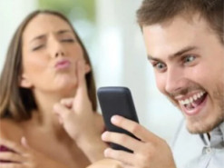 Эксперт объяснил, почему люди постоянно отвлекаются на смартфоны