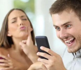 Эксперт объяснил, почему люди постоянно отвлекаются на смартфоны