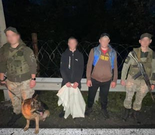 На Закарпатті двоє чоловіків намагались незаконно перетнути кордон за допомогою ковдри