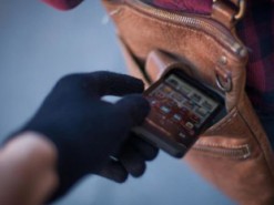 Жінка викрала мобільний телефон, залишений неповнолітнім