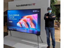 Глава Xiaomi сфотографировался с телевизором Redmi Max 98