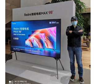 Глава Xiaomi сфотографировался с телевизором Redmi Max 98