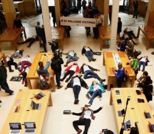 Французские активисты устроили необычную акцию протеста против Apple