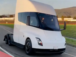 Tesla впервые продемонстрировала электрогрузовик Tesla Semi в движении