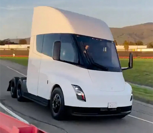 Tesla впервые продемонстрировала электрогрузовик Tesla Semi в движении
