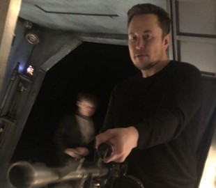 Илон Маск сфотографировался с оружием и стал героем нового интернет-мема