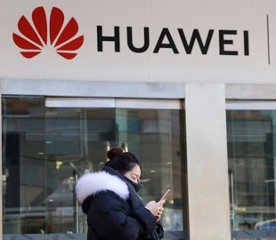 Huawei запретили использовать SD-карты в своих смартфонах