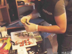 Поліцейські викрили чоловіків, які продавали наркотики в інтернеті