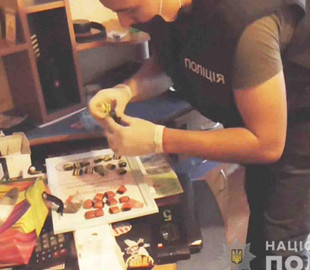 Поліцейські викрили чоловіків, які продавали наркотики в інтернеті