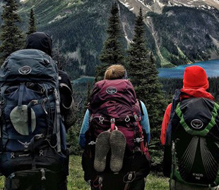 Создан рюкзак, генерирующий электричество во время ходьбы владельца