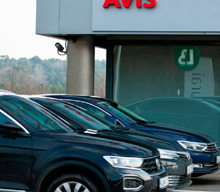Сервис проката автомобилей Avis приостановил работу в России