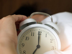 Коли переводять годинник на зимовий час 2022: дата та умови