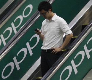 В Oppo придумали, как спрятать «дырку» на экране смартфона