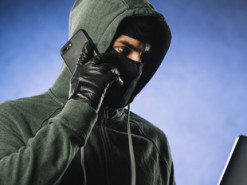 Полицейские разыскивают телефонных мошенников , которые выманили у пенсионерки 20 тыс. грн