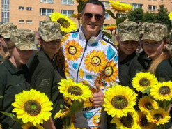 Дядя Жора присвятив пісню військовим дівчатам